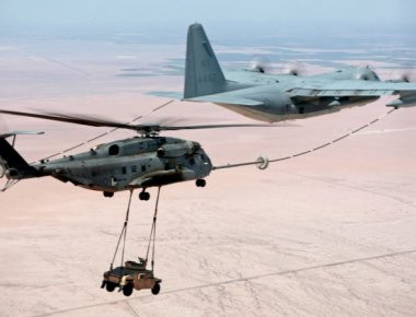 Εναέριος ανεφοδιασμός ενός CH-53E Super Stallion από ένα KC-130J Hercules την στιγμή που μεταφέρει ένα ... Humvee (βίντεο)